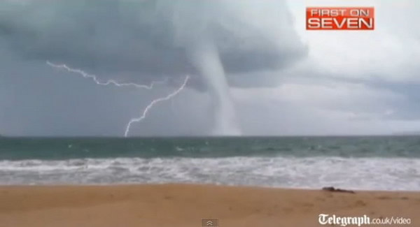 澳洲新南威尔斯海域出现的怪兽级超大水龙卷