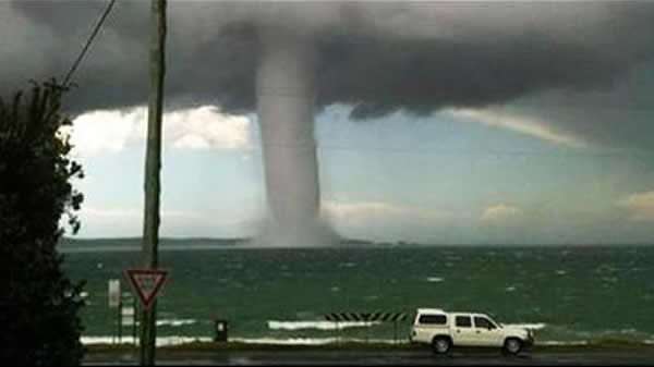 澳洲新南威尔斯海域出现的怪兽级超大水龙卷