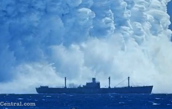 1950年代水下核试影片曝光,货轮被“海啸”吞没