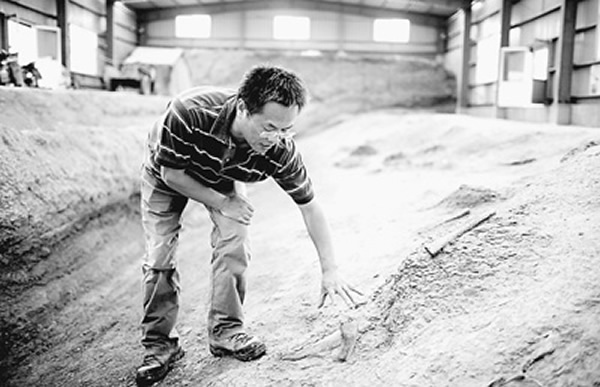 在山东莱阳市南郊金岗口村东北的2号挖掘地点,中科院古脊椎动物与古人类研究所研究员、科考队队长汪筱林在介绍恐龙化石。