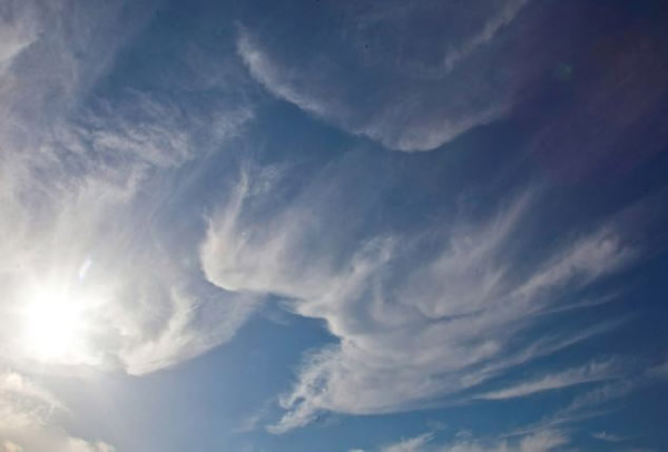 英国菲尔顿市天空出现酷似雄鹰的卷云奇观