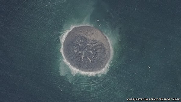 巴基斯坦地震产生的小岛卫星图