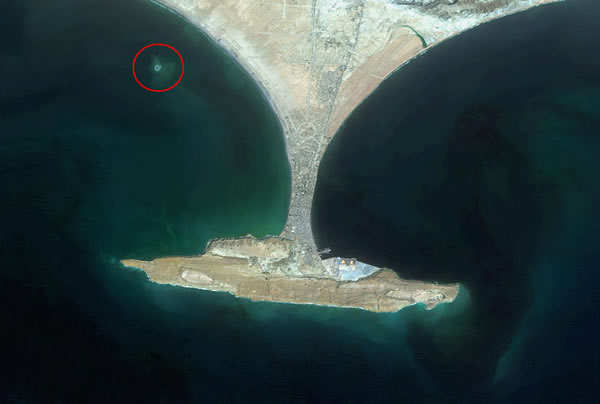 巴基斯坦地震产生的小岛卫星图