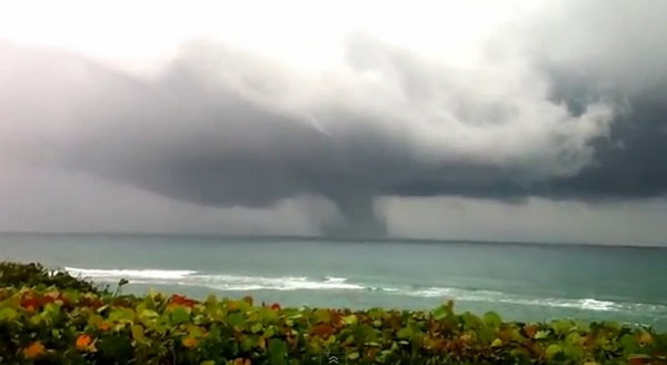 �������ݶ��������γɵľ޴�ˮ����