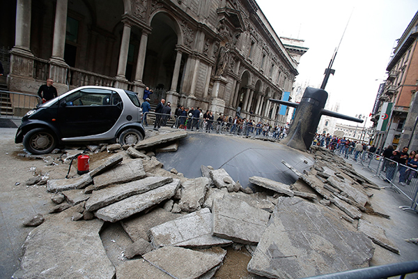 俄罗斯潜艇在意大利米兰大街上突然“破土而出”