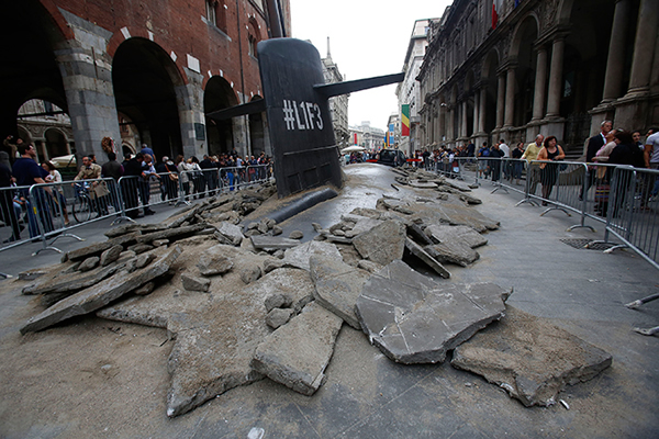 俄罗斯潜艇在意大利米兰大街上突然“破土而出”