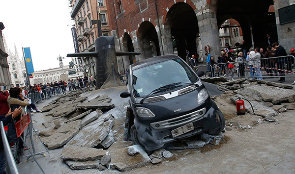 俄罗斯潜艇在意大利米兰大街上突然“破土而出”