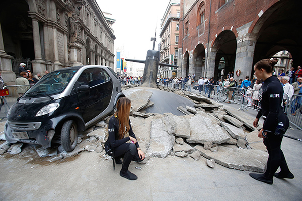 俄罗斯潜艇在意大利米兰大街上突然“破土而出”