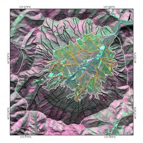 岫岩陨石坑SPOT5影像及其水系系统解译图 (黑色曲线为坑壁裂隙, 黄色曲线为坑底冲沟, 蓝色曲线为坑底小河流, 白色为内外边界)