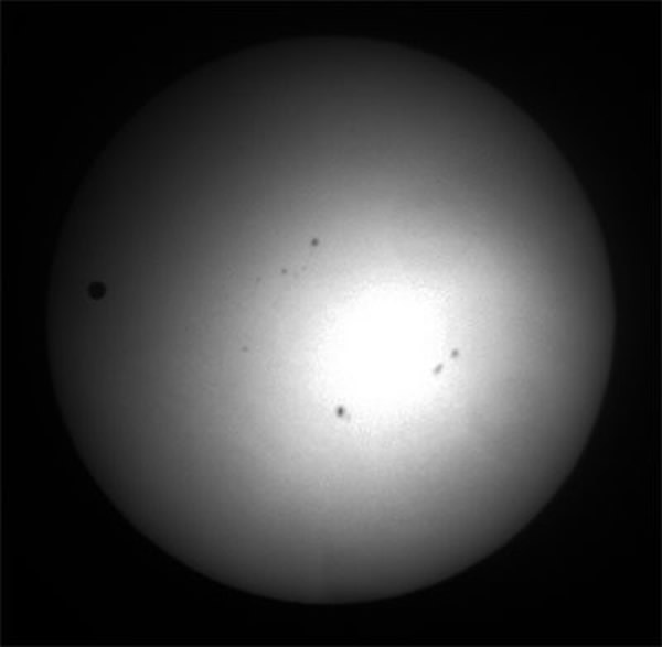 2012��6��6�յĽ������գ�������Բ�κڵ��ǽ��ǣ�������ɫ�ߵ���̫�����ӡ�