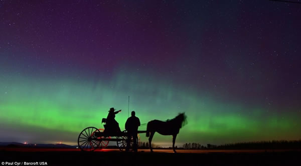 太阳耀斑引发美丽极光