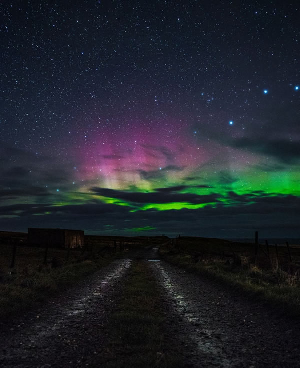 虽然太阳耀斑事件平息了,但是极光现象可能还会继续发生