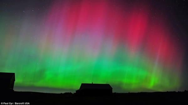 极光出现在农场上方
