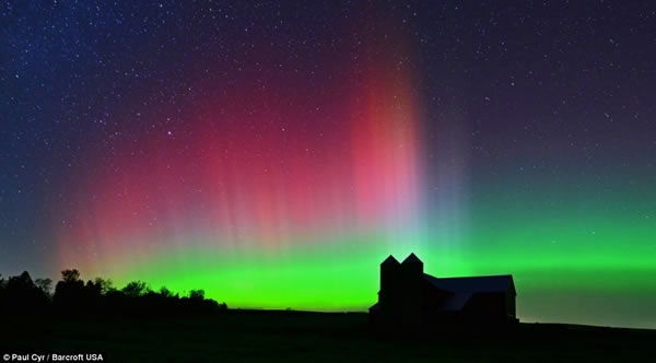 Cyr先生是一位极光拍摄爱好者,通过当地人的提示特地赶来拍摄极光。