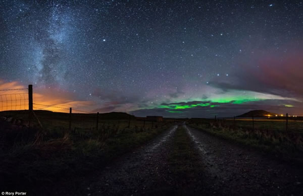 班克拉纳附近拍摄到的极光现象,拍摄者为摄影师亚当·罗里·波特。