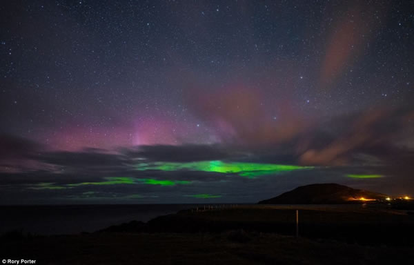 由太阳耀斑产生的极光抵达地球后可与高层大气发生相互作用,极区可以看到美丽的极光,维度较低的地方偶尔可以看到极光。据了解,阿米什人很早就起床开始工作,年轻人从来没