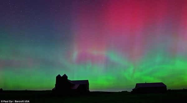 北极光的活动受到为期11年的太阳活动周期干扰,美国宇航局的数据显示,太阳活动情况在12月也将达到一个新的高峰,到时候我们依然可以在极区看到美丽的北极光,虽然这场