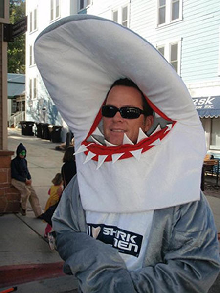 「鲨鱼人」主持人费雪开玩笑扮成鲨鱼,没想到制作单位为了拍摄引诱鲨鱼的行为,可能造成冲浪者丧命。