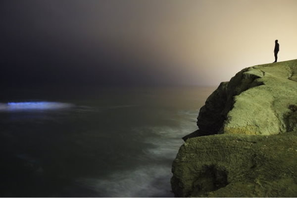 圣地亚哥的海浪晚上发出淡淡蓝色萤光