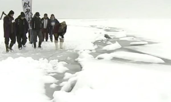 日本长野县诹访湖连续两年出现被称为“神仙过海”的自然奇观