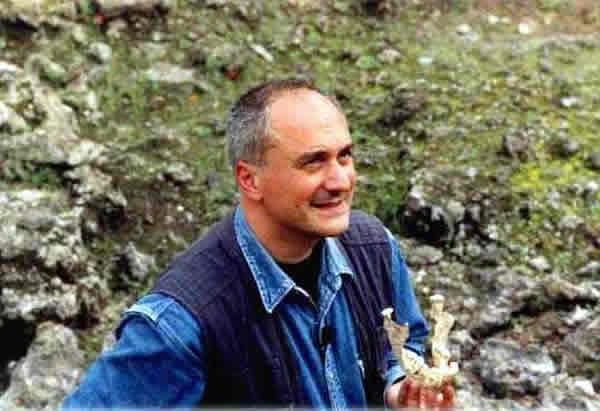 正常磨损和剔牙可能解释德马尼西人的下颌形状