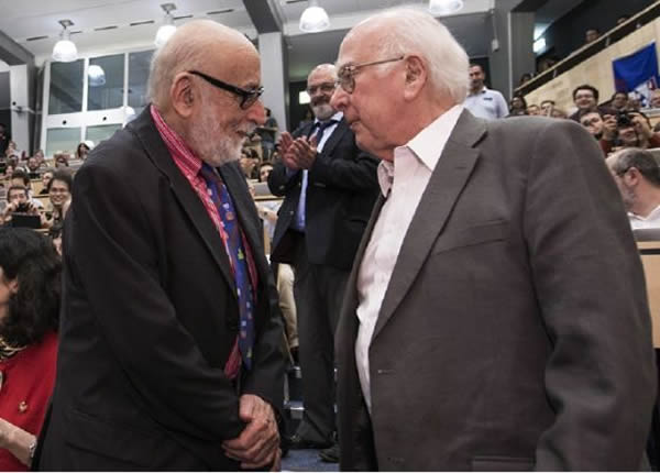 2012��7��4�գ�ŷ�޺���������������ϣ��˹���ӵĻ����ֳ���Fran&ccedil;ois Englert��Peter Higgs�״μ��� ͼƬ��Դ��ŷ�޺���