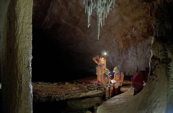 2013年欧洲空间局的洞穴训练中的三名宇航员,通过本次位于意大利撒丁岛的洞穴“练胆”,可以提高宇航员在其他行星表面或者洞穴中探险的能力