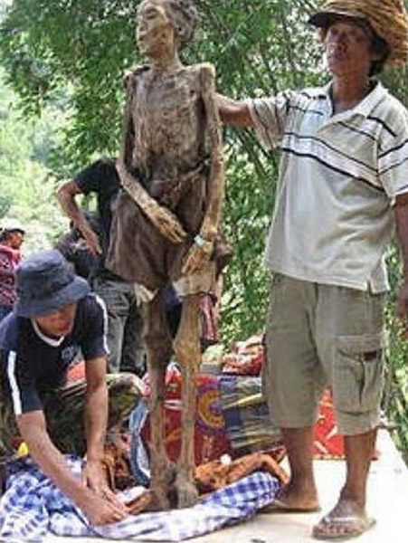 在赶尸仪式前不能有任何人碰触遗体,否则尸体无法站立行走。