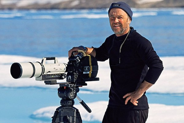 ��������ʦ�����ڲμ�һ����ѧ��ʱ��¶��Ӣ���㲥��˾Ұ�������¼Ƭ���־�ͷ��ٵ���Ϣ