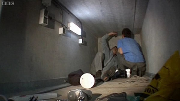 �����ܳ���֮ǰ��������Ա�ڴһ���ٵĶ�Ѩ�Թ����㡣