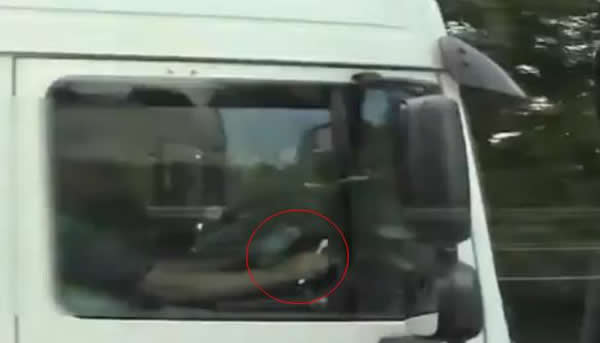 Ӣ����������һ��˾�����Ķ���ݳ�����Ƶ������·����ˢ��