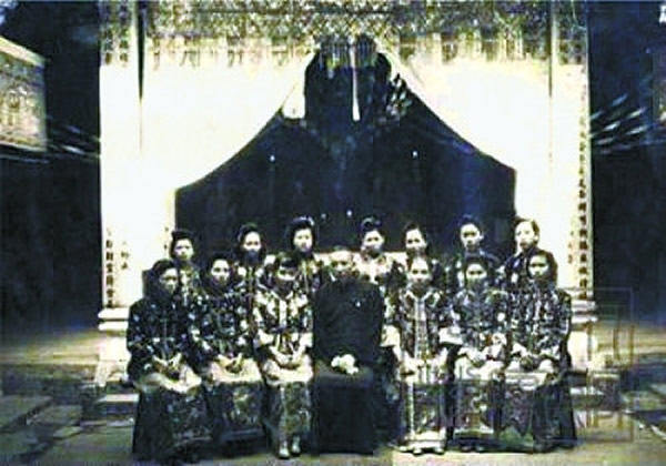 老照片:中年男子和他的一妻十二妾