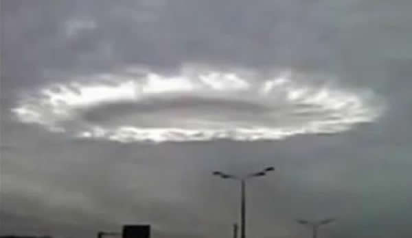 莫斯科上空出现的类似云团