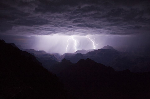 科罗拉多大峡谷上空的闪电