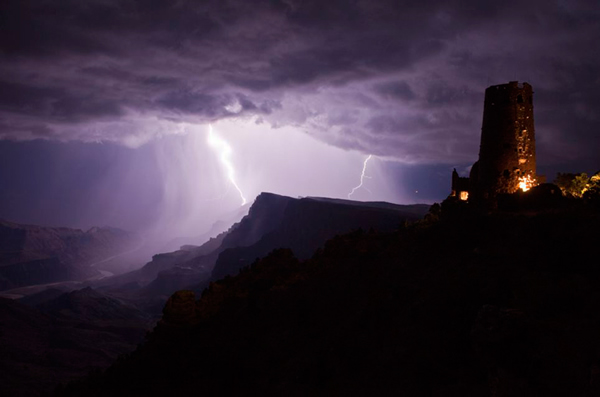 科罗拉多大峡谷上空的闪电