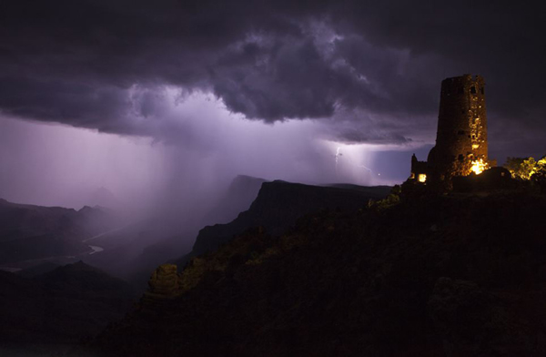 科罗拉多大峡谷上空的闪电