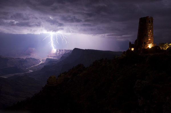 科罗拉多大峡谷上空的闪电