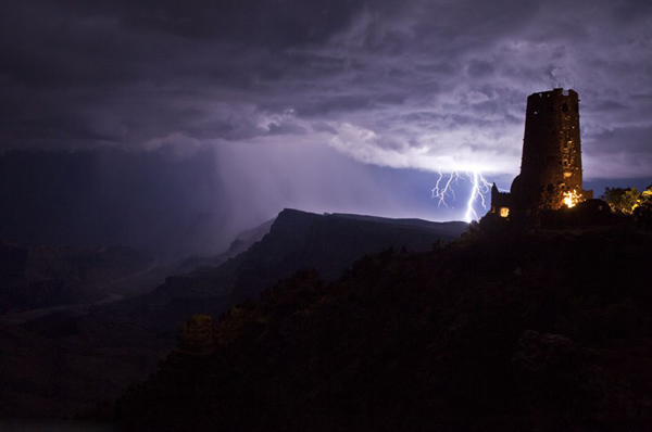 科罗拉多大峡谷上空的闪电