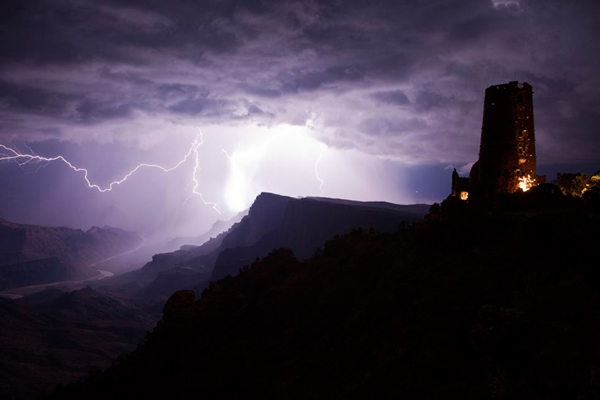 科罗拉多大峡谷上空的闪电