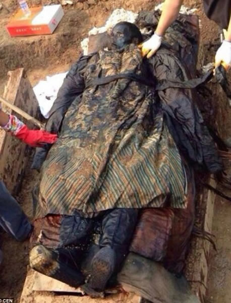 河南周口项城挖掘出距今300年左右的木乃伊,身着清朝官服,接触空气几小时内就被氧化