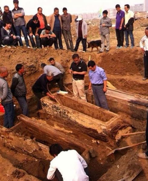 挖掘现场的照片,主棺两侧还有两个棺材