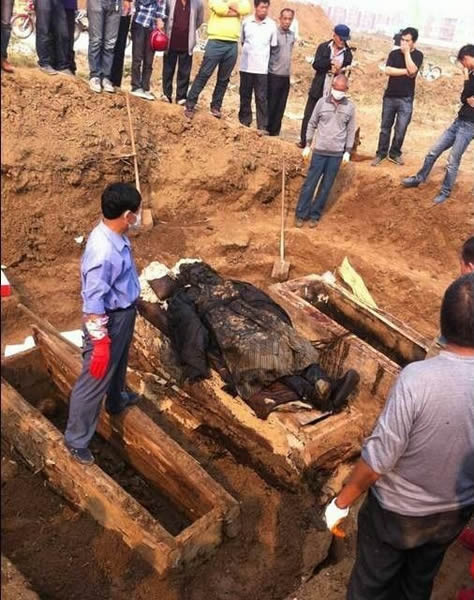 河南项城工地挖出的清朝干尸