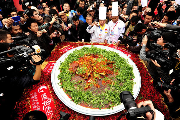 第二十三届中国厨师节在长沙举行,世界最大剁椒鱼头创吉尼斯纪录