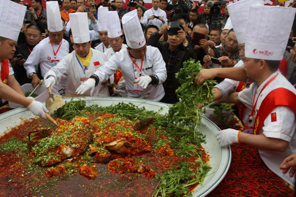 第二十三届中国厨师节在长沙举行,世界最大剁椒鱼头创吉尼斯纪录