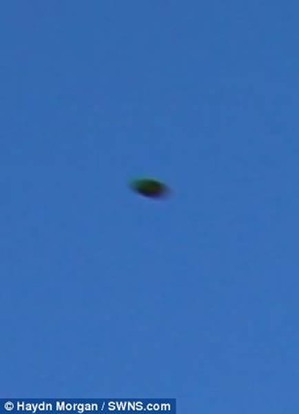 英国男子度假时拍到两艘不明飞行物