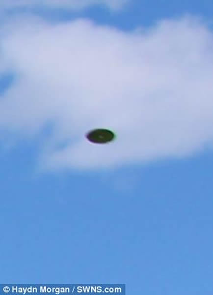 英国男子度假时拍到两艘不明飞行物