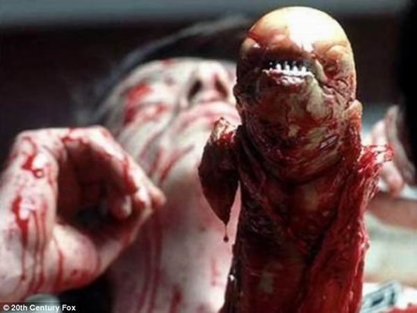 中国江苏宜兴太湖捕捞到罕见的紫色鳗须虾虎鱼,形状颇似科幻电影《异形》中的可怕外星生物