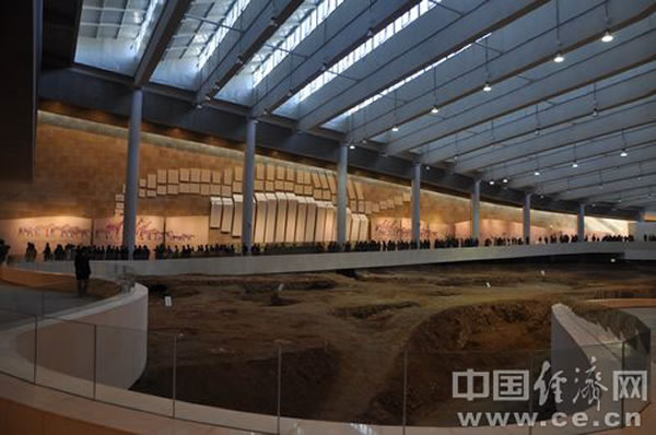 参会代表在和政桦林古动物化石埋藏原址馆参观