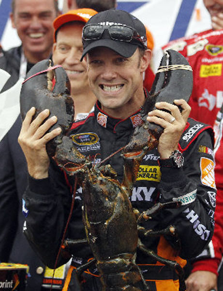 新英格兰海域是美国龙虾产地,就连新罕布什尔州赛车的选手,也手持大龙虾庆祝。