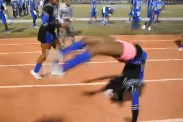 美国女孩在同一环形跑道上连续向后翻44个筋斗打破吉尼斯世界纪录